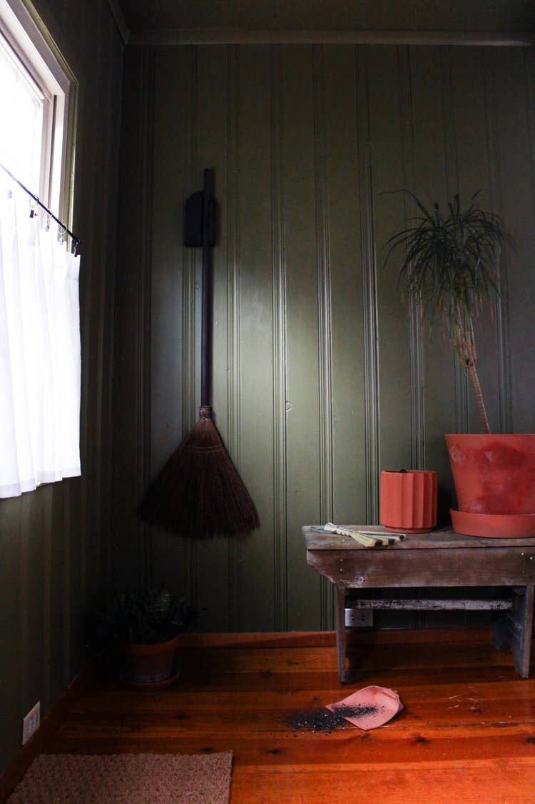 Dutch Broom Hanger