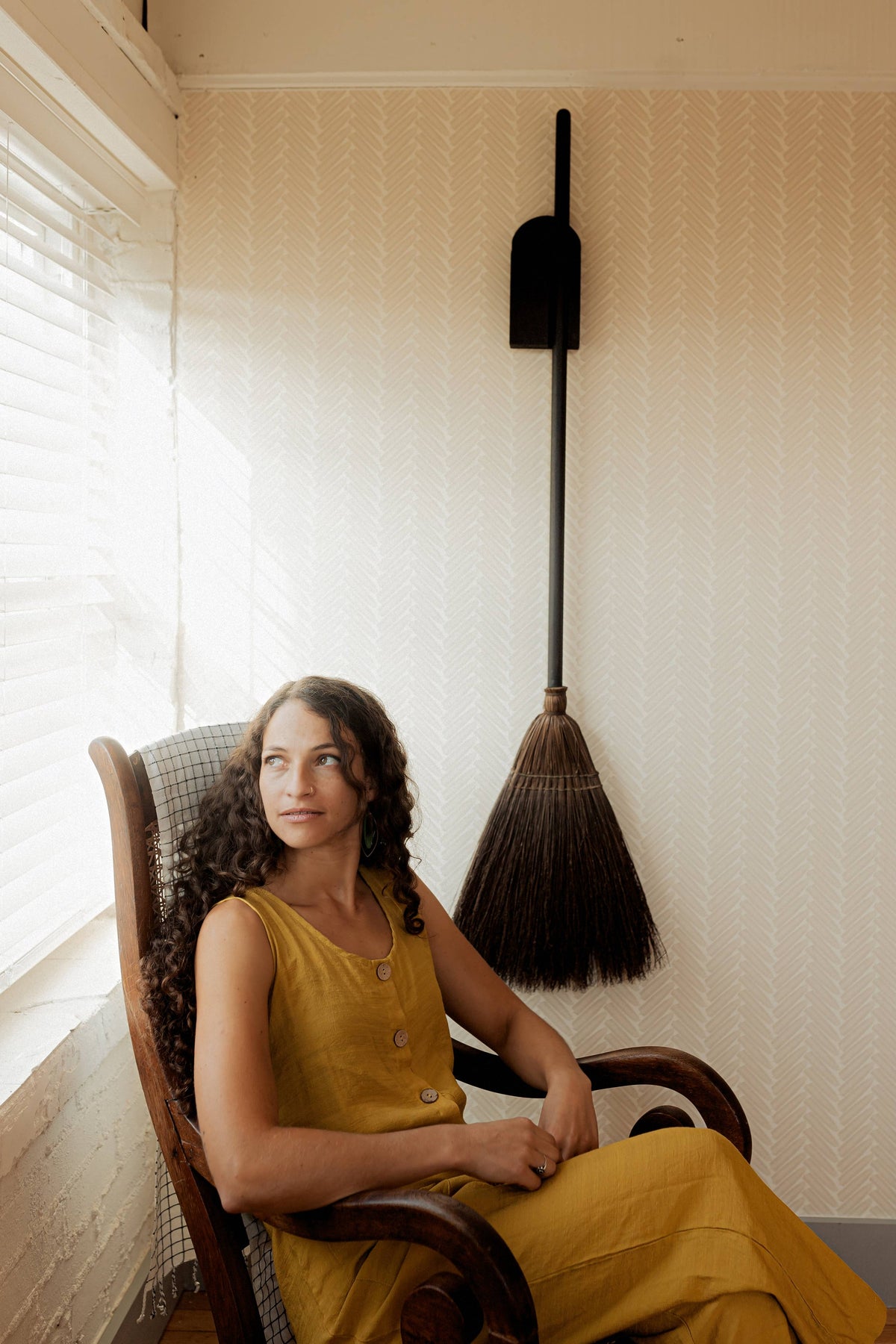 Dutch Broom Hanger