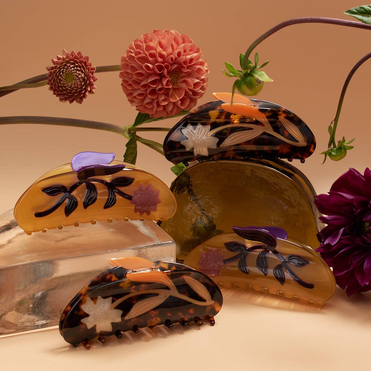 Flax Long Claw - White Flower in Tortoise Acetate Large Clip